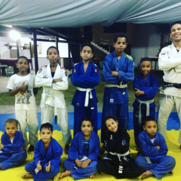 Teacher opens gym doors for kids to train Jiu-Jitsu for free in Bahia