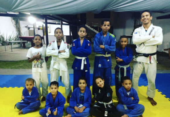Teacher opens gym doors for kids to train Jiu-Jitsu for free in Bahia